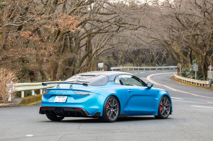 【アルピーヌA110 Rチュリニのスペック】
	ボディーサイズ：全長×全幅×全高＝4255×1800×1240mm／ホイールベース：2420mm／車重：1100kg／駆動方式：MR／エンジン：1.8リッター直4 DOHC 16バルブ ターボ／トランスミッション：7段AT／最高出力：300PS（221kW）/6300rpm／最大トルク：340N・m（34.6kgf・m）/2400rpm／タイヤ：（前）215/40ZR18 89Y／（後）245/40ZR18 97Y（ミシュラン・パイロットスポーツ カップ2）／燃費：--km/リッター／価格：1610万円
	
	【取材時の燃費データ】
	テスト距離：160.4km（市街地1：高速道路7：山岳路2）／使用燃料：15.3リッター（ハイオクガソリン）／参考燃費：11.0km/リッター（満タン法）／10.5km/リッター（車載燃費計計測値）