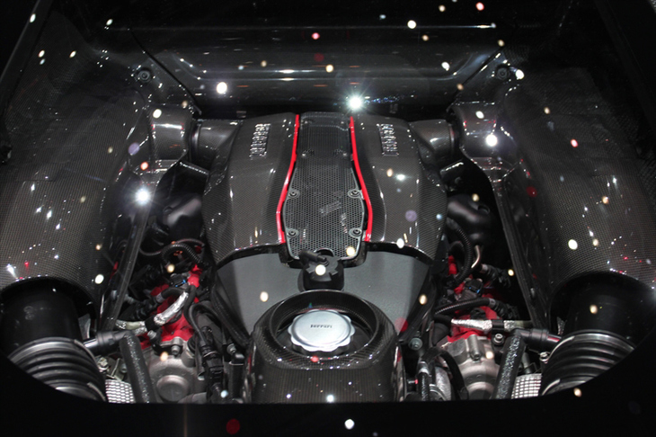 フェラーリ488ピスタ（エンジンルーム）
