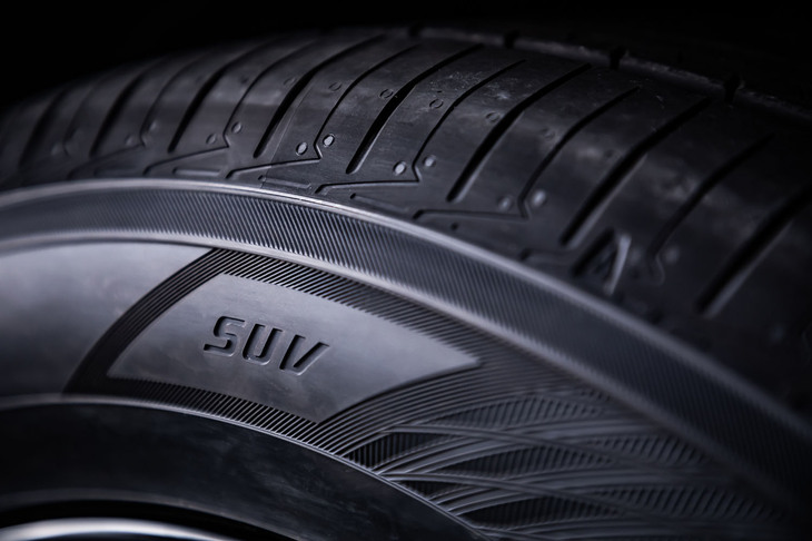 2017年の発売当初は、24サイズ展開だった「アドバンdB V552」。年々バリエーションが拡大され、2023年3月現在では軽自動車用の14インチからSUV用の21インチまで、全64サイズをラインナップしている。