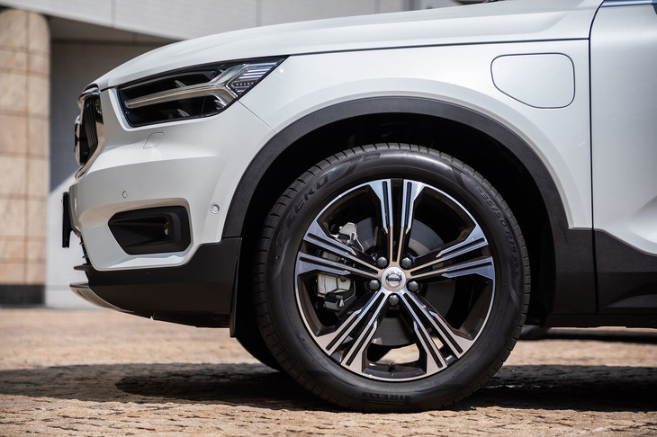 「XC40リチャージプラグインハイブリッドT5インスクリプション」では、「5ダブルスポークダイヤモンドカット／ブラック」ホイール（写真）が標準装備される。試乗車は前後235/50R19サイズの「ピレリPゼロ」タイヤを装着していた。