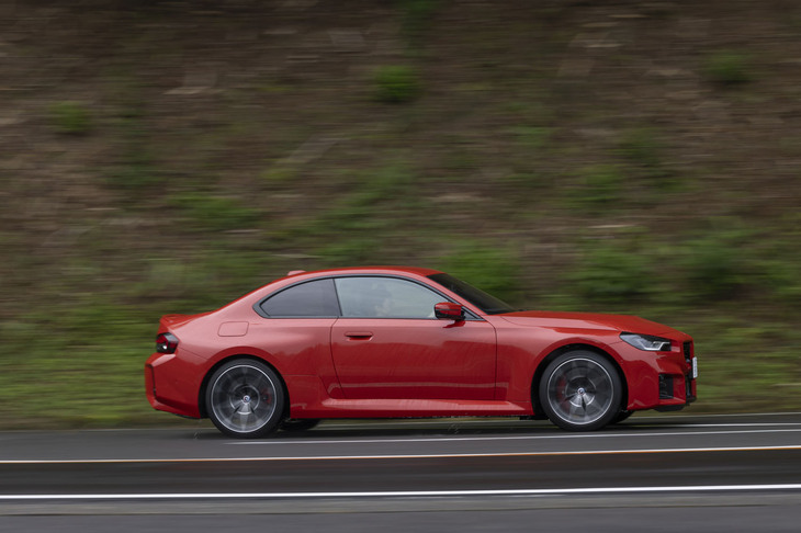 【BMW M2クーペのスペック】
	ボディーサイズ：全長×全幅×全高＝4580×1885×1410mm／ホイールベース：2745mm／車重：1730kg／駆動方式：FR／エンジン：3リッター直6 DOHC 24バルブ ターボ／トランスミッション：8段AT／最高出力：460PS（338kW）/6250rpm／最大トルク：550N・m（56.1kgf・m）/2650-5870rpm／タイヤ：（前）275/35R19 100Y XL／（後）285/30R20 99Y XL（ミシュラン・パイロットスポーツ4 S）／燃費：10.1km/リッター／価格：958万円
	
	【取材時の燃費データ】
	テスト距離：366.5km（市街地2：高速道路6：山岳路2）／使用燃料：48.7リッター（ハイオクガソリン）／参考燃費：8.0km/リッター（満タン法）／8.2km/リッター（車載燃費計計測値）