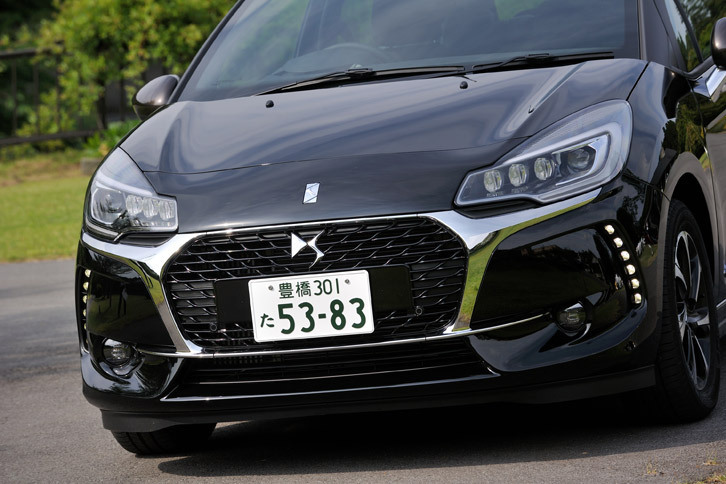 新しい「DS 3」シリーズのフロントマスク。グリルから左右に伸びるメッキの装飾や、新たに装着された「DS」のエンブレムが特徴となっている。
