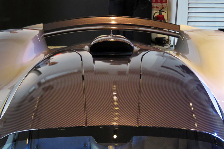 ルーフに設けられたエアインテーク。エンジンは自然吸気の6.5リッターV12で、小型のハイブリッド機構との組み合わせにより、1000psオーバーの最高出力を発生する。