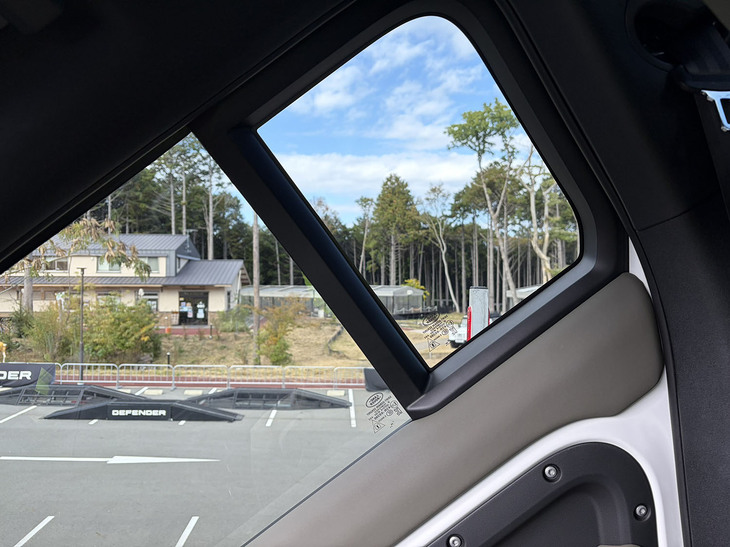 「ツインテラポッド」を下ろうとする「ディフェンダー」からの風景。このきつい傾斜路も、ヒルディセントコントロールを使えばノーブレーキで安全に下っていける。