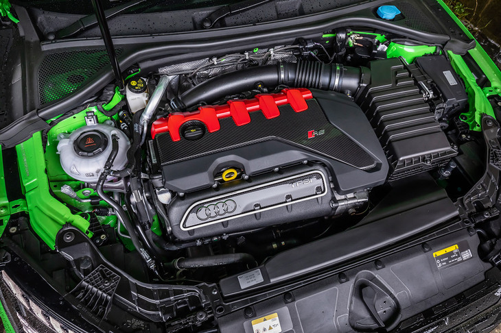 フロントに横置きされる2.5リッター直列5気筒直噴ターボエンジンは最高出力400PS/5600-7000rpm、最大トルク500N・m/2250-5600rpmを発生。デュアルクラッチギアボックスの7段「Sトロニック」と組み合わされる。