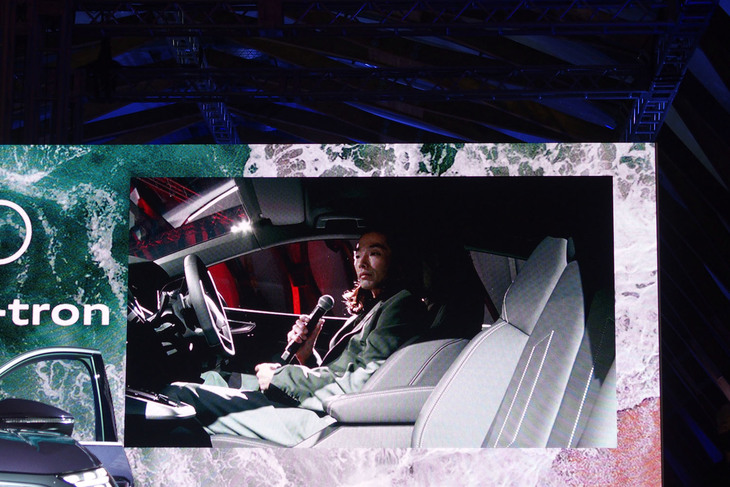 「Q4 e-tron」の運転席で「Q4 e-tronにはとても興味があります。非常にスタイリッシュですし、あらためてじっくり乗ってみたいと思いました」とコメントした森山未來氏。