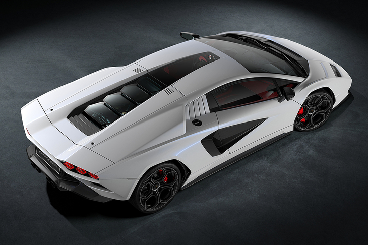 ルーフには、スイッチ操作により透明度が変えられる、特徴的なウィンドウが設けられている。