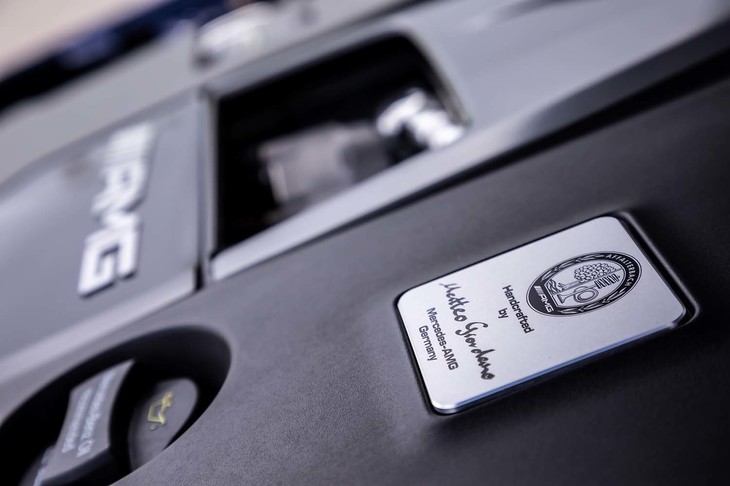 「ワンマン・ワンエンジン」のポリシーを掲げるAMGでは、ひとりの担当者が1基のエンジンを最後まで組み上げる。その責任とプライドの証しとして、エンジンカバーには担当者の名前入りプレートが備わっている。