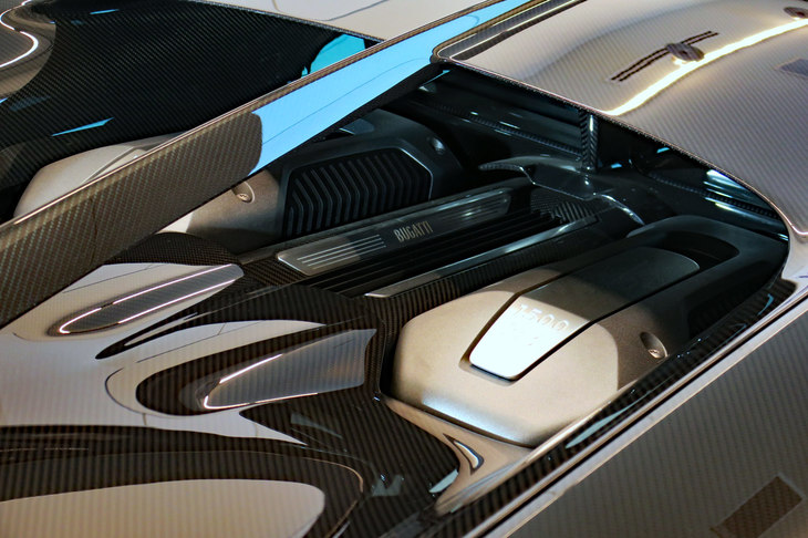 ブガッティ・シロン（8リッターW16クワッドターボエンジン）