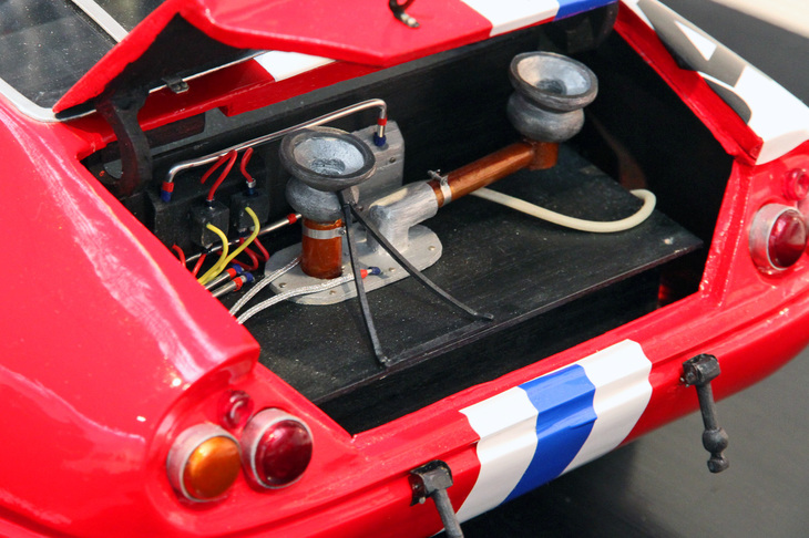 トランクルーム内の燃料タンクも忠実に再現されている。