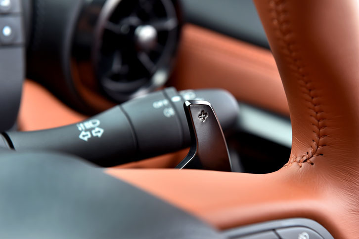 シフトパドルはステアリングホイール固定式に変更された。従来型はステアリングコラム固定式。