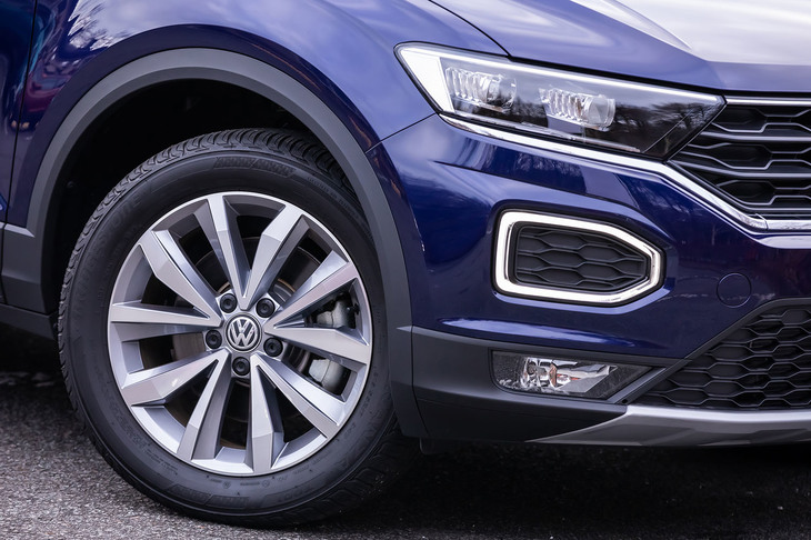 「TロックTDIスタイル デザインパッケージ」では写真の10本スポークデザイン17インチアルミホイールが標準装備のアイテムとなる。今回の試乗車には215/55R17サイズの「ブリヂストン・トランザT001」タイヤが装着されていた。