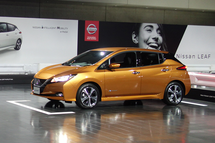 新型「リーフ」には、アクセル、ブレーキ、ステアリング、パーキングブレーキまで制御する自動駐車システム「プロパイロット パーキング」が用意される。