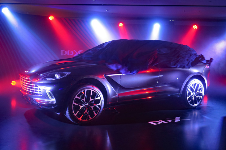 いよいよアンベールされる「アストンマーティンDBX」。