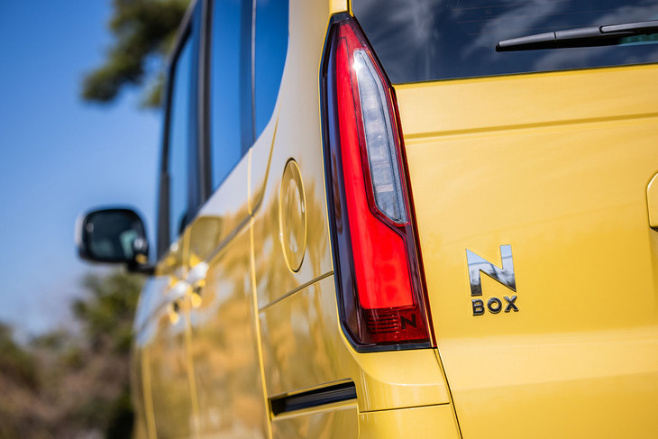 従来型のプラットフォームや車両骨格は踏襲しつつ、各部に改良を加えることで大幅な進化を追求したという新型「N-BOX」。エクステリアでは角やフェンダーまわりのプレスラインを丸めることで、全体のイメージをやや柔らかなものにしている。