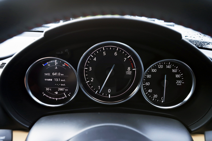 金属調のリングで飾られた3眼式のメーター。今回の改良では、TFTカラー液晶マルチインフォメーションディスプレイの設定を拡大。「ロードスターRF」だけでなく、ソフトトップの上級グレードにも新たに採用された。