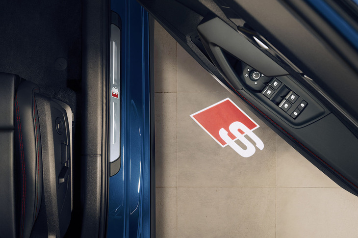 「S」ロゴ ドアエントリーライト