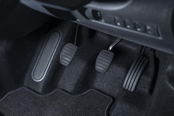 ペダルレイアウトはご覧のとおり。シンプルながらもフットレストが用意されているのがうれしい。