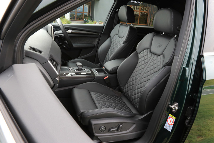 「SQ5」には表皮にレザーとアルカンターラのコンビシートが標準装備されるほか、オプションでダイヤモンドステッチの施されたファインナッパレザーのシートも選ぶことができる。