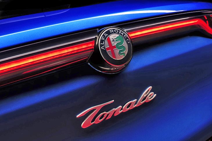 リアの「Tonale」エンブレム。この車名は、先にラインナップされているSUV「ステルヴィオ」と同様、峠の名称に由来している。