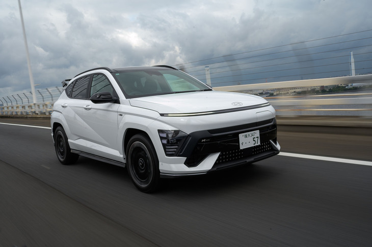 駆動用リチウムイオンバッテリーの容量はスタンダードモデルと同じ64.8kWh。車両重量は「Nライン」のほうが20kg重い（1790kg）が、WLTCモードの一充電走行距離は変わらぬ541kmと公表されている。