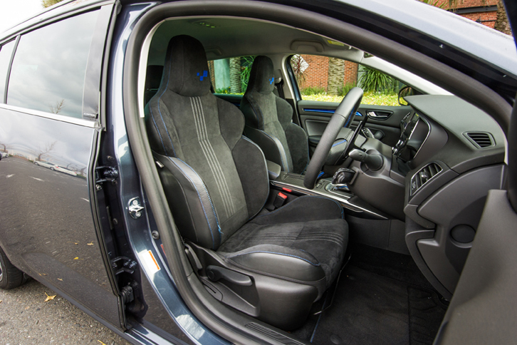 ハッチバック、「スポーツツアラー」ともども、「GT」グレードには表皮にアルカンターラを用いたスポーツシートが標準装備される。