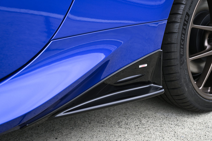 スバルBRZ STI Sport（STIパーツ装着車／サイドアンダースポイラー）