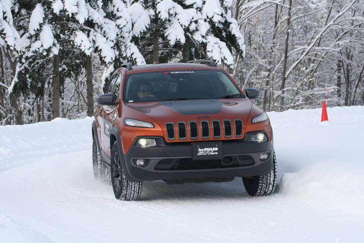 同じく圧雪路面のショートサーキットを行く「ジープ・チェロキー」。「アイスガードSUV G075」は氷上性能が長く効くのも特徴。約4年後も高レベルの氷上グリップ力が続くという。
