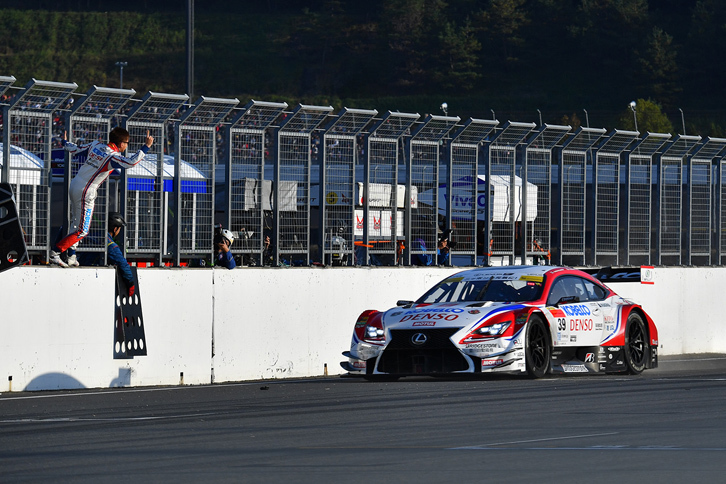 ポール・トゥ・ウィンを決めたNo.39 DENSO KOBELCO SARD RC F。チームに初の年間タイトルをもたらした。