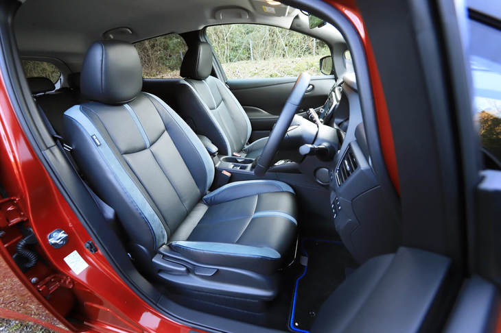 「e＋ G」には40kWh仕様の「G」とは異なり、本革シートや、7基のスピーカーを備えたBOSEのサウンドシステムが標準装備される。