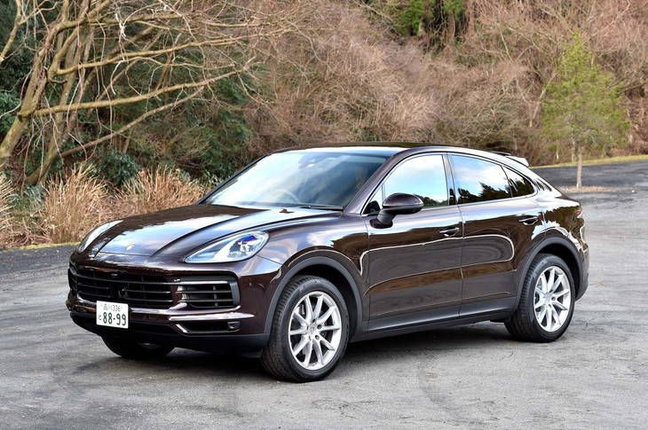 
	【ポルシェ・カイエン クーペのスペック】
	ボディーサイズ：全長×全幅×全高＝4931×1983×1676mm／ホイールベース：2895mm／車重：1580kg／駆動方式：4WD／エンジン：3リッターV6 DOHC 24バルブ ターボ／トランスミッション：8段AT／最高出力：340PS（250kW）/5300-6400rpm／最大トルク：450N・m（45.9kgf・m）/1340-5300rpm／タイヤ：（前）275/45ZR20 110Y／（後）305/40ZR20 112Y（ピレリPゼロ）／燃費：9.4-9.3リッター/100km（約10.6-10.8km/リッター、欧州複合モード）／価格：1135万6481円
	
	【取材時の燃費データ】
	テスト距離： 247.1km（市街地1：高速道路8：山岳路1）／使用燃料：32.9リッター（ハイオクガソリン）／参考燃費：7.5km/リッター（満タン法）／7.8km/リッター（車載燃費計計測値）
	