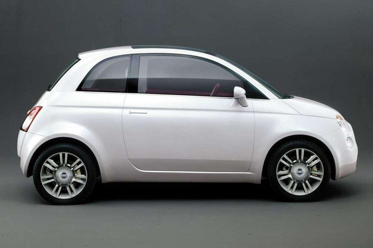 2004年に発表されたフィアットのコンセプトカー「トレピウーノ」。トレピウーノとは「Tre（3）」「Piu（＋）」「Uno（１）」を意味するイタリア語で、3＋1シーターのシートレイアウトを表している。