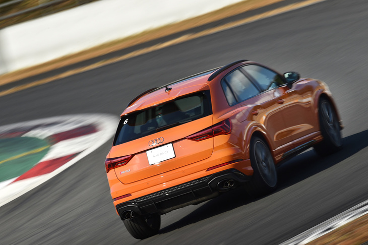 腰高なSUVでありながら、ロールを抑えて高い走行安定性を実現している「RS Q3」。富士スピードウェイでも存分にスポーツ走行を楽しめた。