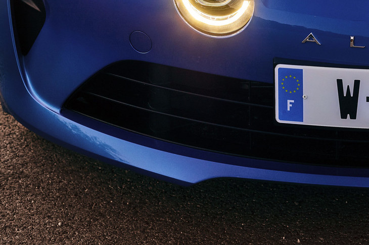 最近のクルマでよく見かけるエアダムの“突起”。空力のためというよりは、衝突安全のための要件を満たしつつ、車体の前側方に“デザインしろ（デザインに使えるだけのボリューム）”を確保するためのものなのだとか。
	明照寺：「これでデザインできる余地を確保しておかないと、フロントオーバーハングの左右が痩せてしまうんですよ」