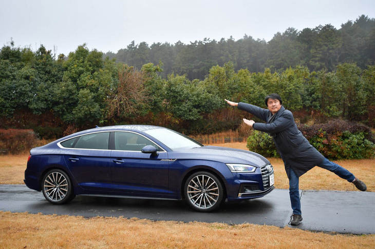 「アウディA5スポーツバック」と筆者。（写真=池之平昌信）