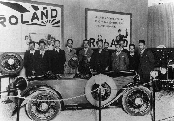 当時の日本の自動車産業を俯瞰（ふかん）すると、1925年に白楊社が「オートモ号」を製作。1930年にはダット自動車製造が小型乗用車を試作し、翌1931年に川真田和汪が「ローランド号」（写真）を、東洋コルク工業（現マツダ）が三輪トラックを製作している。日本各地で、日本人の手によるクルマづくりの機運が高まりを見せていた。