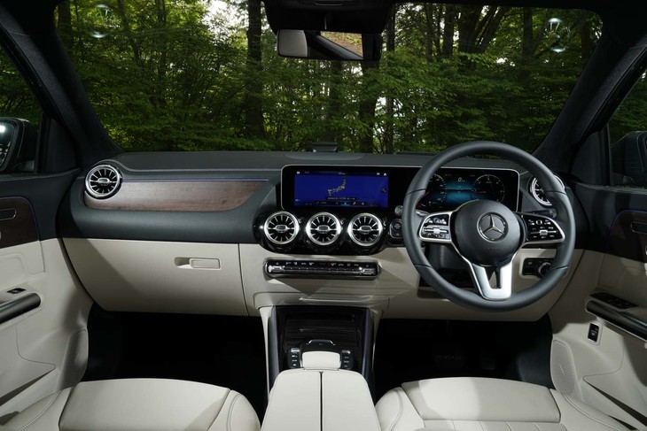 メルセデス・ベンツGLA200d 4MATIC（インストゥルメントパネルまわり）