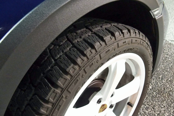 タイヤは「911ダカール」用に専用開発されたフロント：245/45ZR19、リア：295/40ZR20の「ピレリ・スコーピオン オールテレインプラス」。標準仕様の911では見られないクラッディングも同車の特徴だ。