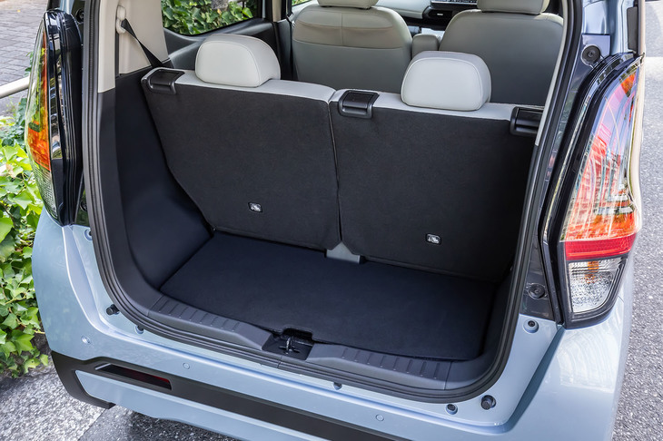 「eKクロスEV」の後席を最も後方にスライドさせた様子。この状態での荷室容量は109リッターで、床下に容量約9リッターのラゲッジアンダーボックスも設置されている。