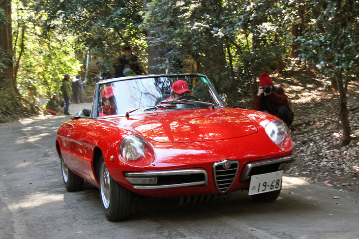 遠乗会ならぬ近乗会（パレード）に出発するため、本殿から参道入り口に続く坂道を駆け登る1968年「アルファ・ロメオ1300スパイダー ジュニア」。