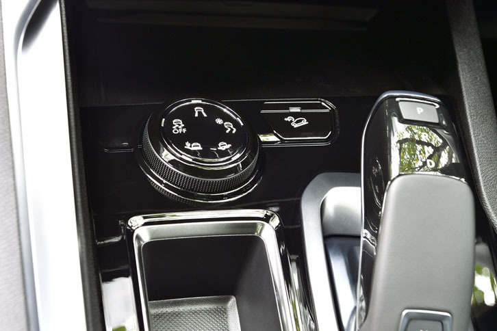 「GT BlueHDi」には「アドバンスドグリップコントロール」（写真の丸いスイッチ）が備わる。これは駆動輪へのエンジントルクとブレーキを制御するトラクションコントロール機能で、「スノー」「マッド（泥やぬかるみ）」「サンド（砂地）」のモードが用意されている。