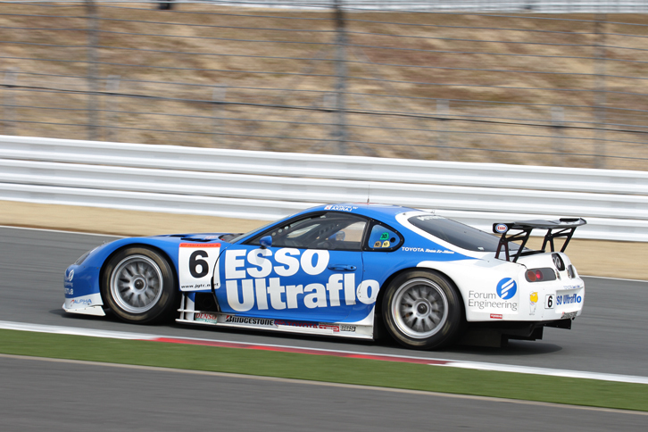 SUPER GTの前身となる全日本GT選手権（JGTC）の、2002年のチャンピオンマシンである「エッソ ウルトラフロー・スープラ」。王座を獲得した当人である脇阪寿一が駆った。