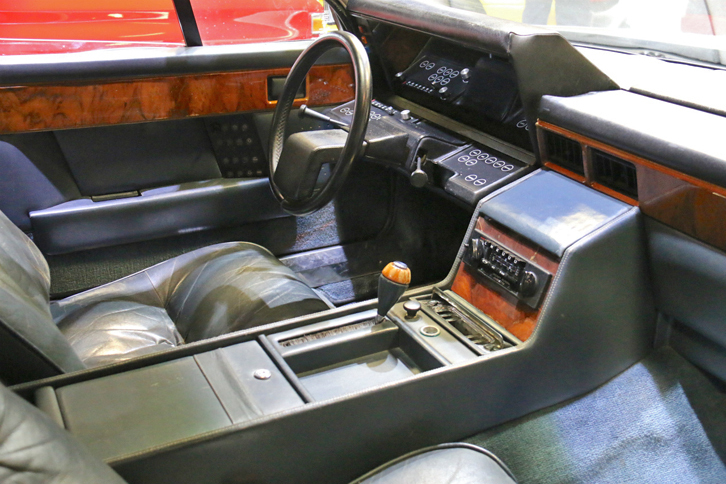 「アストンマーティン・ラゴンダ」のATは、クライスラー製のトルクフライト3段。自動変速機に信頼できる米国製を用いるのは、当時はよく見られた選択であった。