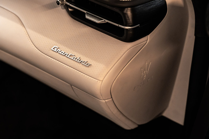 マセラティ・グランカブリオ トロフェオ（ダッシュボードエンブレム）