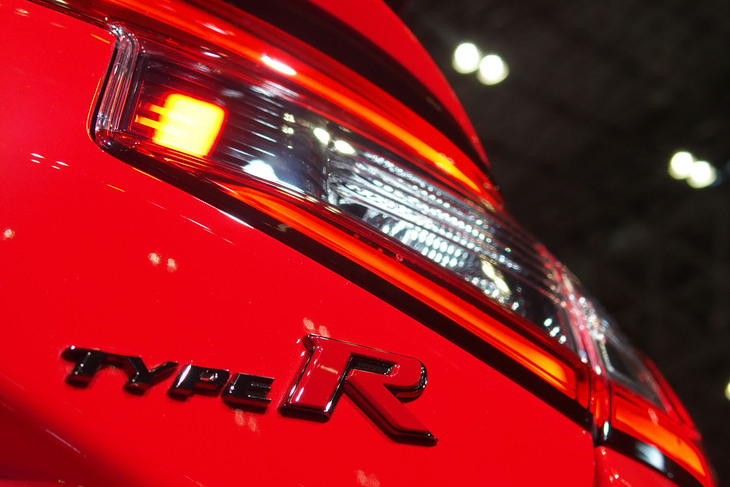 「シビック タイプRレーシングブラックパッケージ」のリアエンブレム。