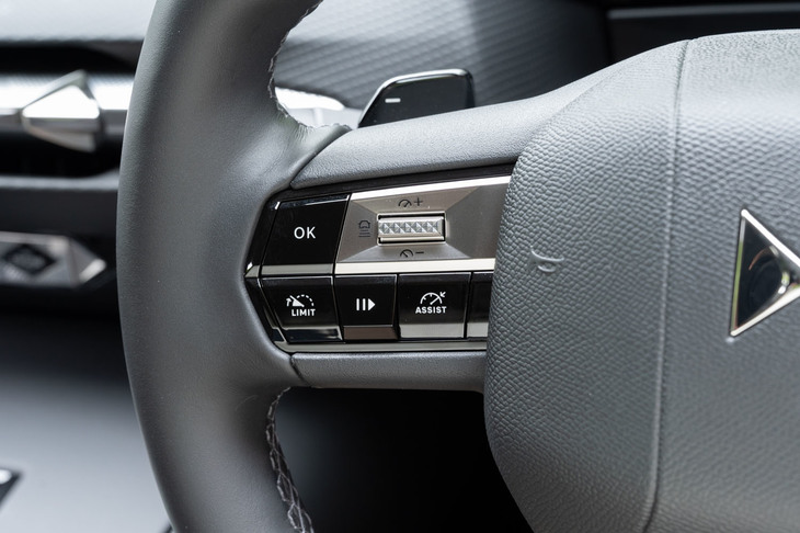 最新のプレミアムモデルらしく運転支援システムは充実している。車線維持支援機能付きの全車速対応型クルーズコントロールや、交通標識の読み取り機能などが全グレードで標準装備される。