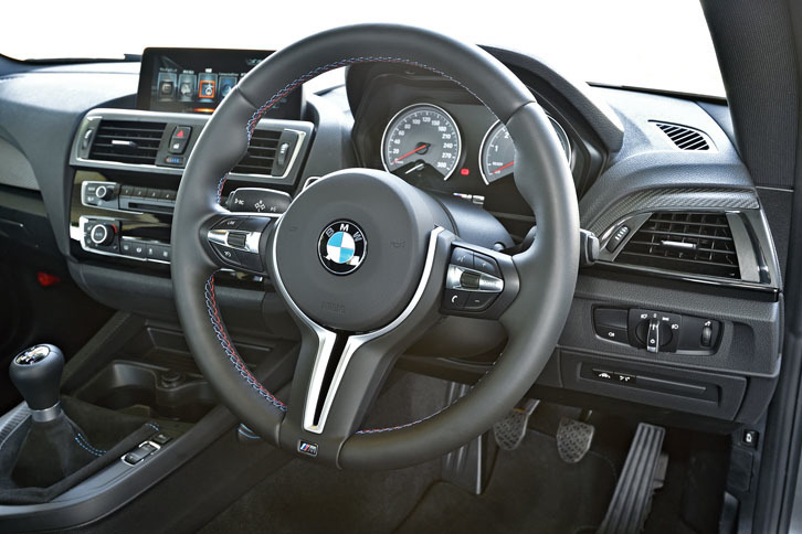 電動パワーステアリング「Mサーボトロニック」はアシスト量を2段階に変更できる。ステアリングギア比は15.0：1。