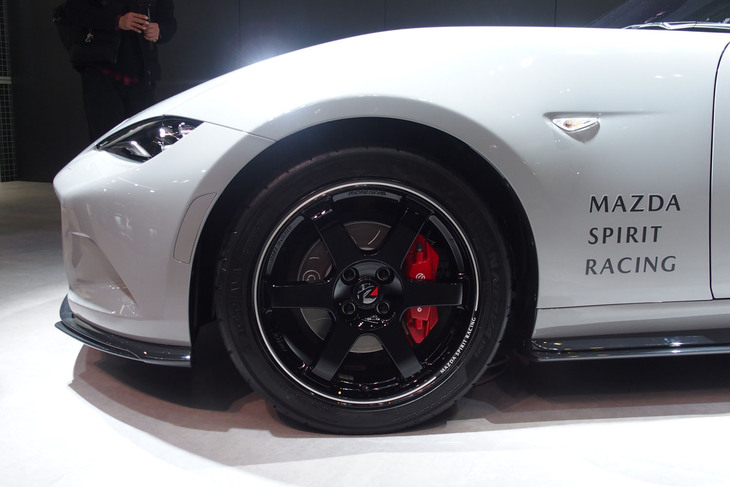 レイズ製の17ホイールは、スーパー耐久レースのST-Qクラスに参戦中の12号車が採用するデザインを踏襲した専用アイテム。展示車両には「ヨコハマ・アドバン ネオバAD09」タイヤが装着されていた。