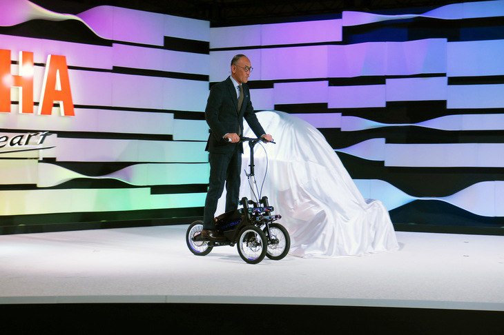 2017年の東京モーターショーで発表した「トリタウン」に乗り、さっそうと登場する日高社長。ちなみにトリタウンは、全国の公園などで実証実験が進んでいるという。