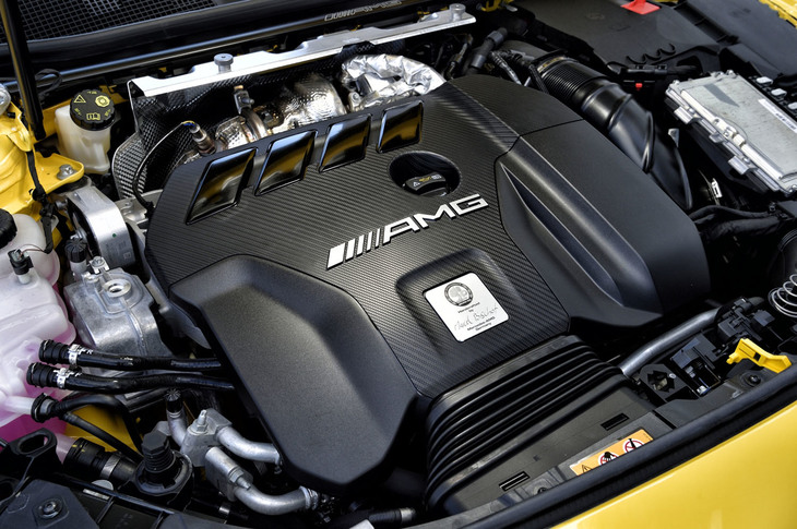 「A45」に搭載の最高出力421PS、最大トルク500N・mを発生させる2リッター直4ターボエンジン。